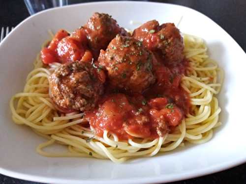 Spaghettis aux boulettes et basilic