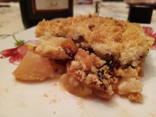 Crumble aux pommes, pêches au sirop, poire et fruits secs à la vanille