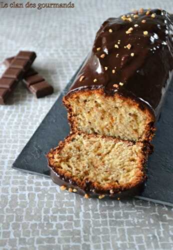 Cake au pralin, glaçage chocolat au lait