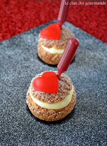 Choux craquelin, crème diplomate au chocolat blanc, coulis de fruits rouges à l'eau de rose