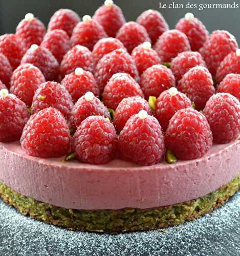 Entremet frais et léger, mousse framboise et biscuit pistache