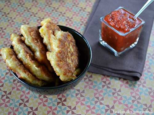 Galettes de maïs accompagnées d'une sauce relevée