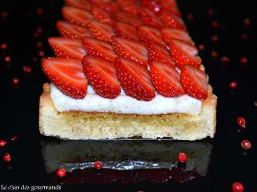 Tarte aux fraises et aux baies roses