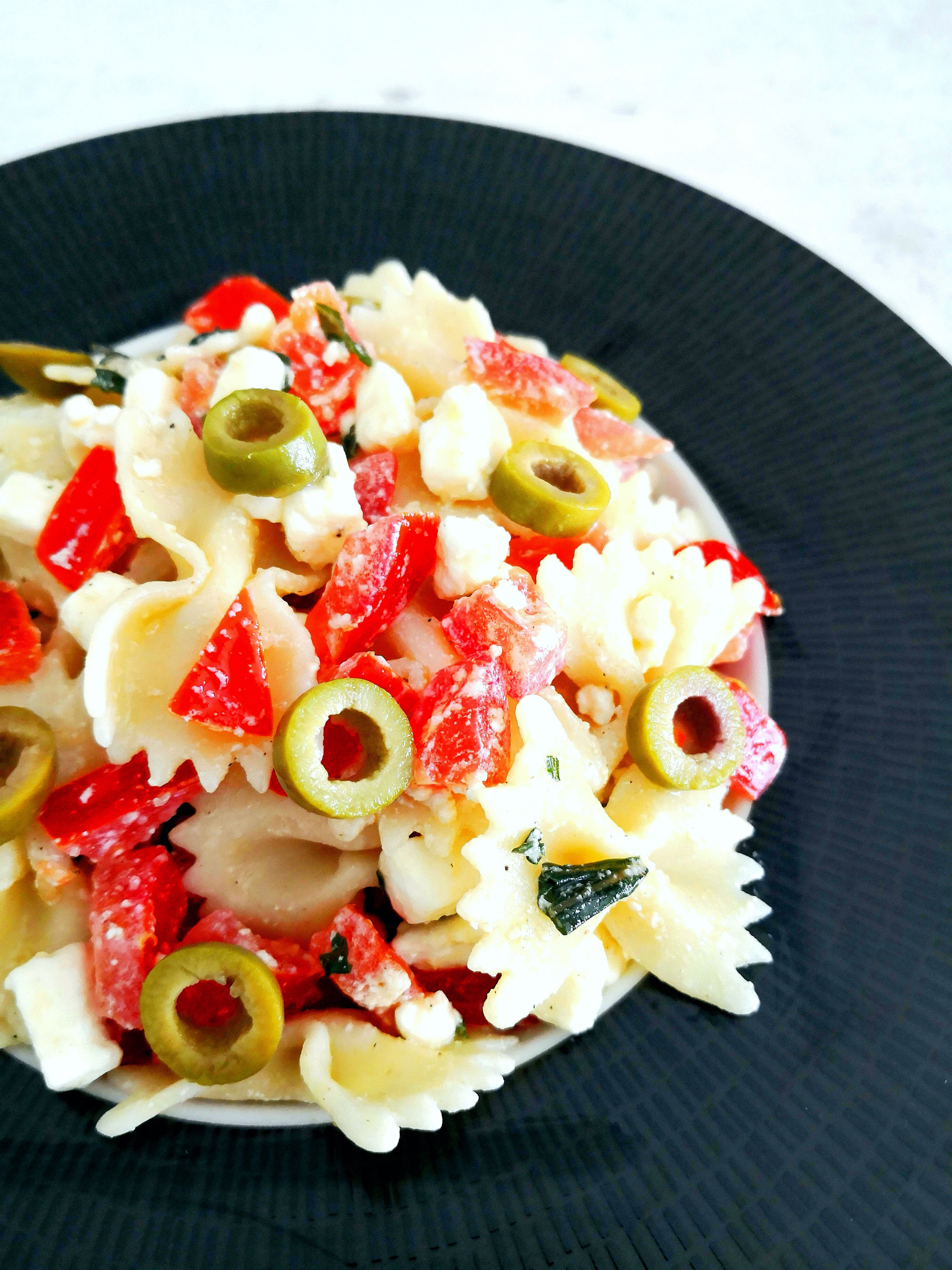 Salade de pâtes, feta et tomates
