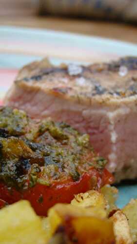 Côte de veau et tomates" pesto " et pommes de terre rôties