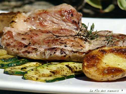 Courgettes au pesto, pommes de terre "grenaille" et côte de porc grillée