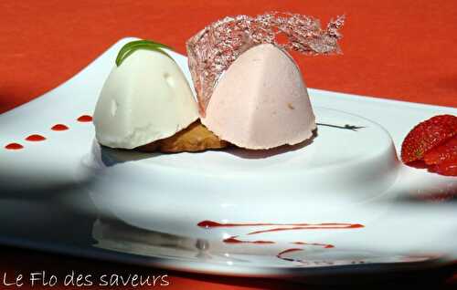 Duo de quenelles à la mousse de fraises et glace yaourt verveine sur sablé breton