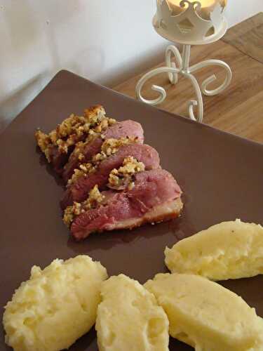 Magret de canard en crumble d'amandes et purée aux 2 pommes