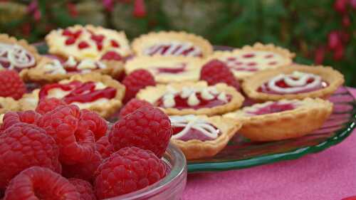 Mini-tartelettes chocolat blanc et coulis de framboises