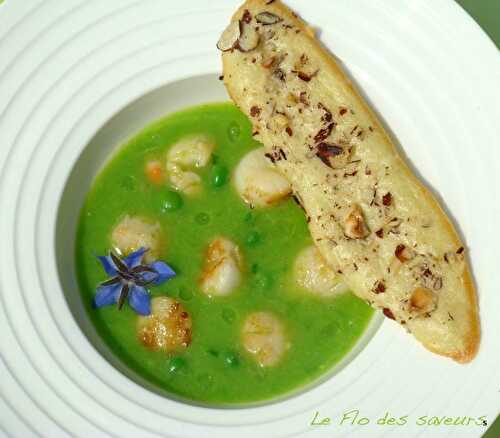 Velouté de petits pois aux pétoncles et tuiles aux noisettes