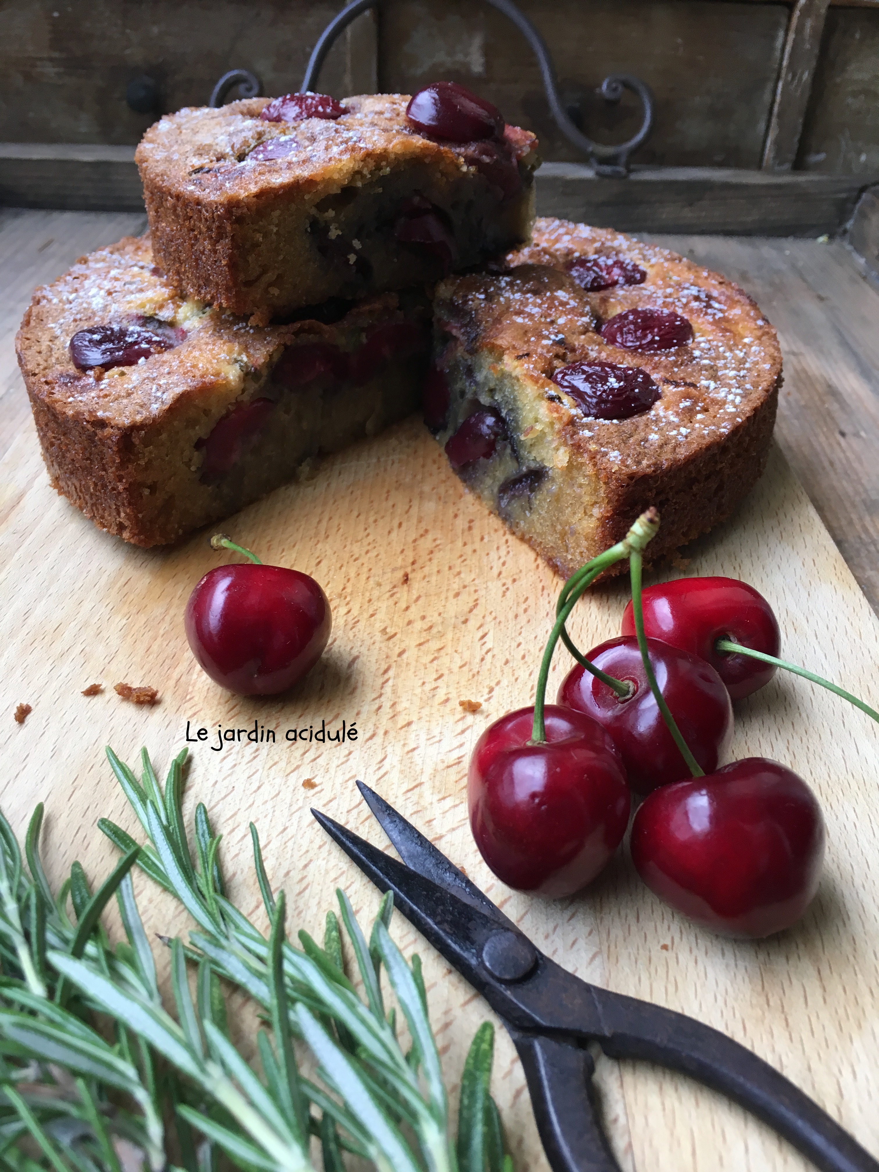 Gâteau aux cerises, romarin et citron - LE JARDIN ACIDULÉ