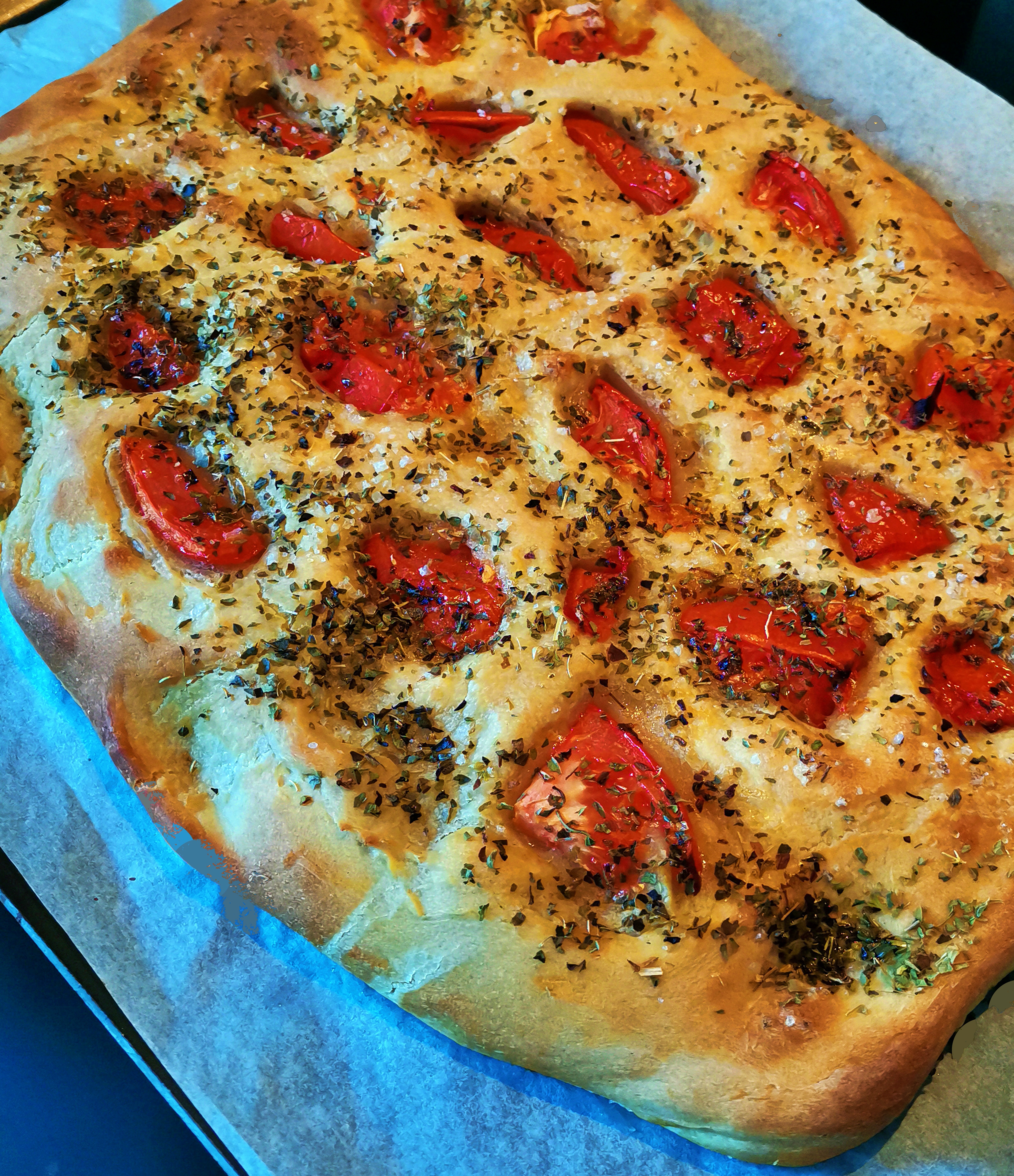 Focaccia aux tomates à l’origan et au gros sel