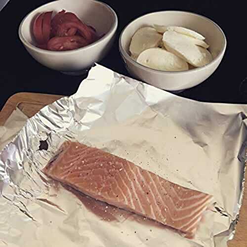 PAPILLOTES DE SAUMON À LA TOMATE ET MOZZARELLA