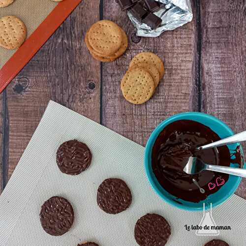 Biscuits à la farine complète nappés au chocolat