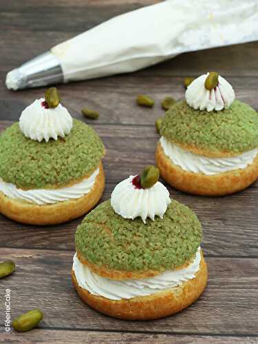 Choux craquelin chantilly, pistache et coulis de cerises