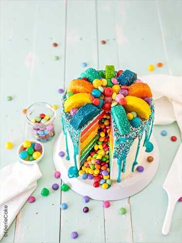 Le rainbow cake piñata