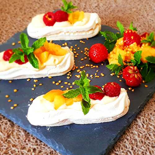 Mini Pavlovas aux pêches et aux framboises