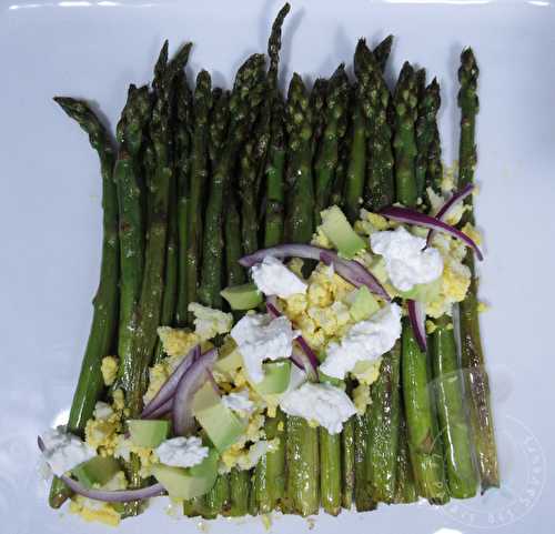 Asperges vertes grillées avec oeufs, avocat et chèvre frais