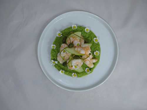 Assiette de crevettes, coulis de petits pois et pomme verte