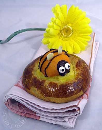 Brioche aux abricots en forme d'abeilles