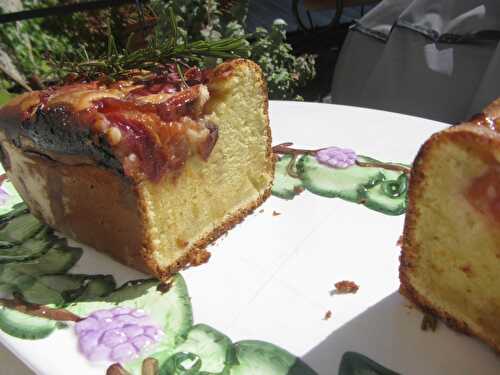 Cake aux pêches et au sirop de romarin