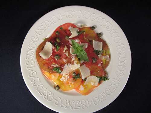 Carpaccio de tomates anciennes au jus d'ail