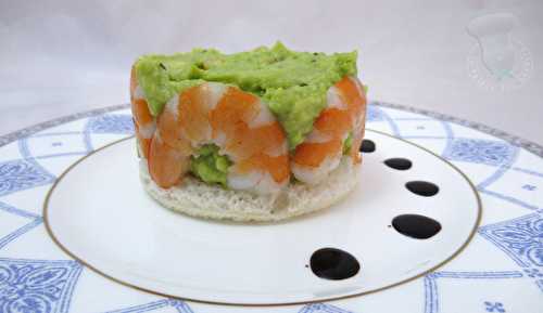 Charlotte de crevettes à l'avocat et pamplemousse