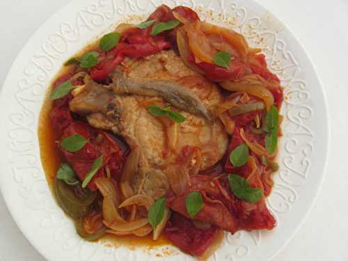 Côtes de porc à la tomate, poivron, anchois et chorizo