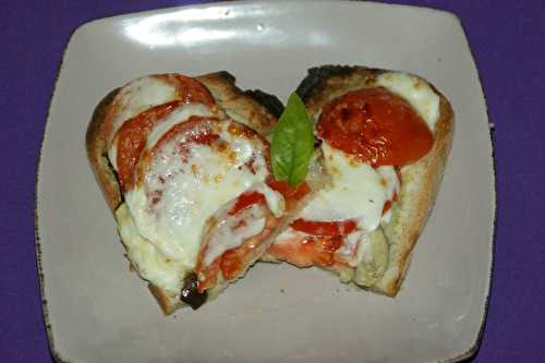 Crostini à la chair d'aubergine, tomate, mozzarella