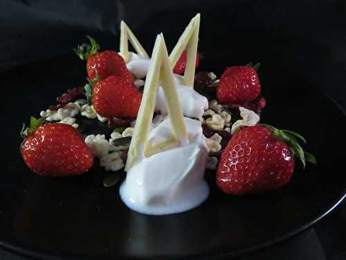 Dessert à l'assiette fraises, yaourt à la grecque, mélange douceur