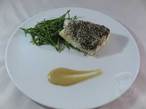 Dos de cabillaud en croûte de trompettes de la mort, sauce oignon au cumin, salicorne en salade