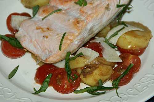 Escalope de saumon aux pommes de terre et à la salade de tomates