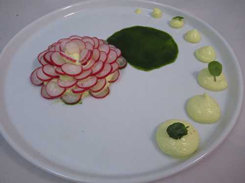 Fleur de radis, jus vert de blette et chantilly à la moutarde et à l'orange