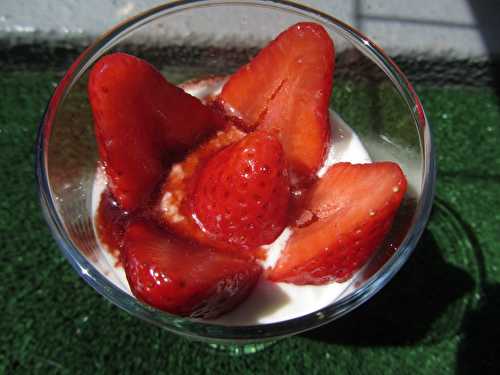 Fraises au caramel basalmique et brousse du Rove