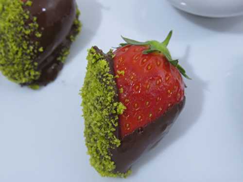 Fraises en robe de chocolat et pistache