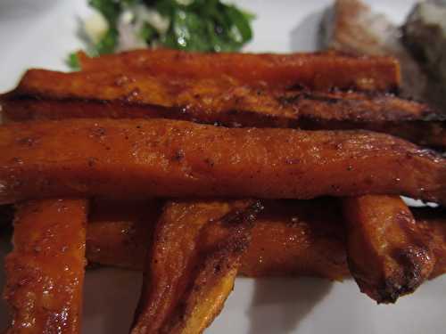 Frites de patate douce, escalope de veau et sauce aux 3 poivres, salade d'oseille à la Fourme d'Ambert et aux graines de courge