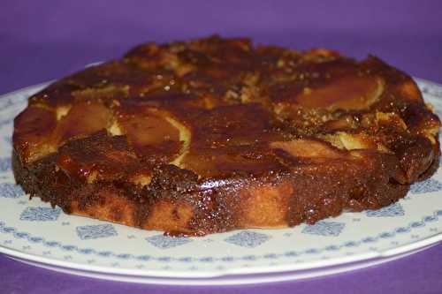 Gâteau aux pommes, caramel au beurre salé et amande, comme une tatin