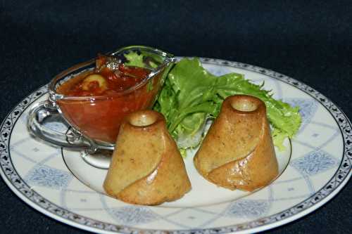 Gâteau de foies de volaille, sauce tomate aux olives et champignons