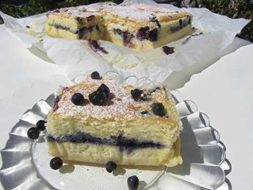 Gâteau magique à la vanille fourré aux myrtilles