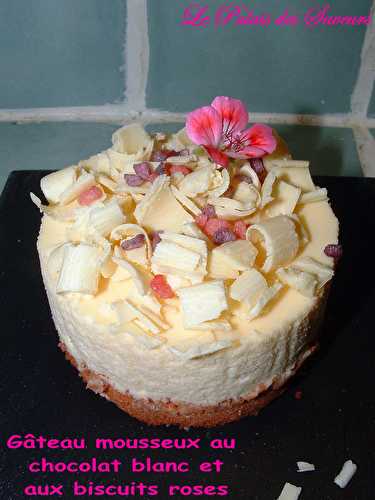 Gâteau mousseux au chocolat blanc et aux biscuits roses - Le Palais des Saveurs