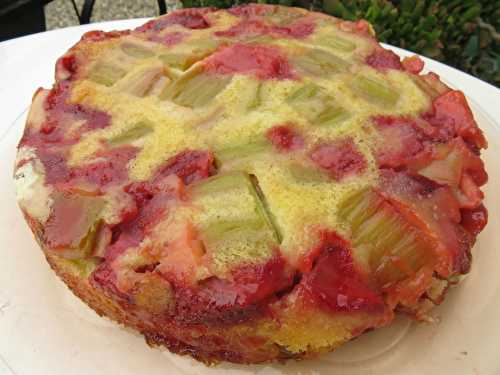 Gâteau renversé à la rhubarbe et fraises