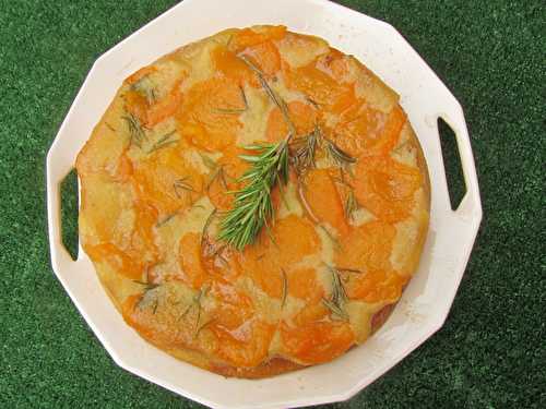 Gâteau renversé aux abricots, miel, romarin et huile d'olive