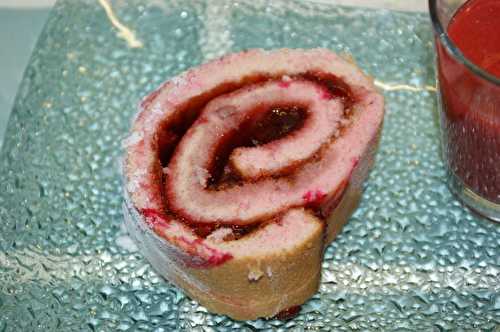 Gâteau roulé rose à la fraise