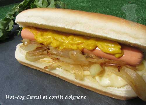 Hot-dog Cantal/ confit d'oignons