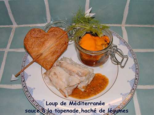 Loup de Méditerranée, sauce à la tapenade noire, haché de légumes