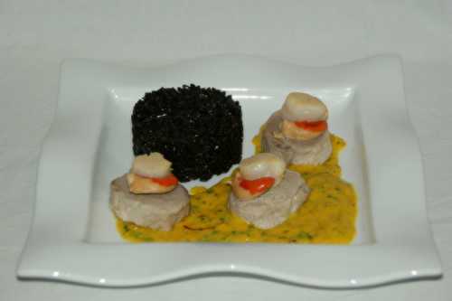 Mignon de porc aux coquilles St Jacques, sauce au Noilly Prat, riz noir de Camargue à l'huile d'olive