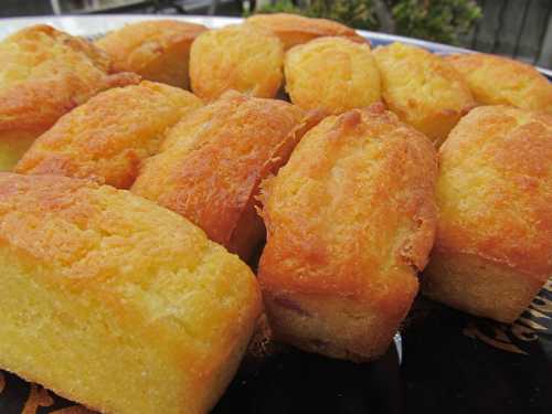 Mini cakes aux lardons fumés, crème et oignon