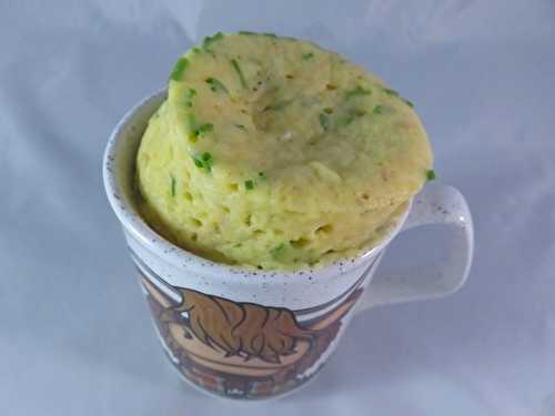 Mug cake thon et ciboulette