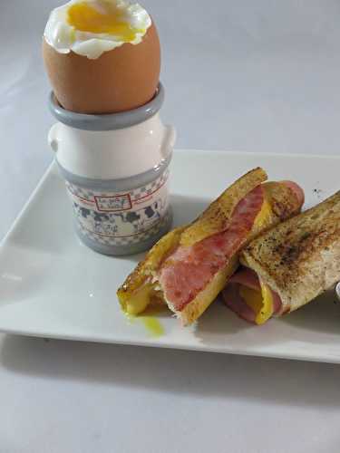 Oeuf à la coque et mouillettes de sandwich roulé