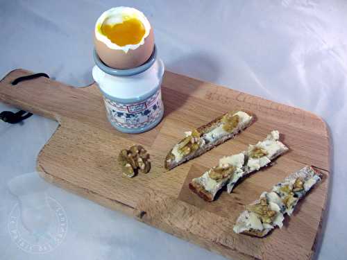 Oeuf à la coque, mouillettes au Roquefort et noix